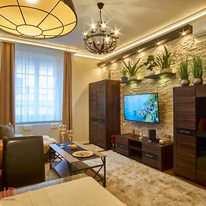 R7 Design - Hostaid Budapest